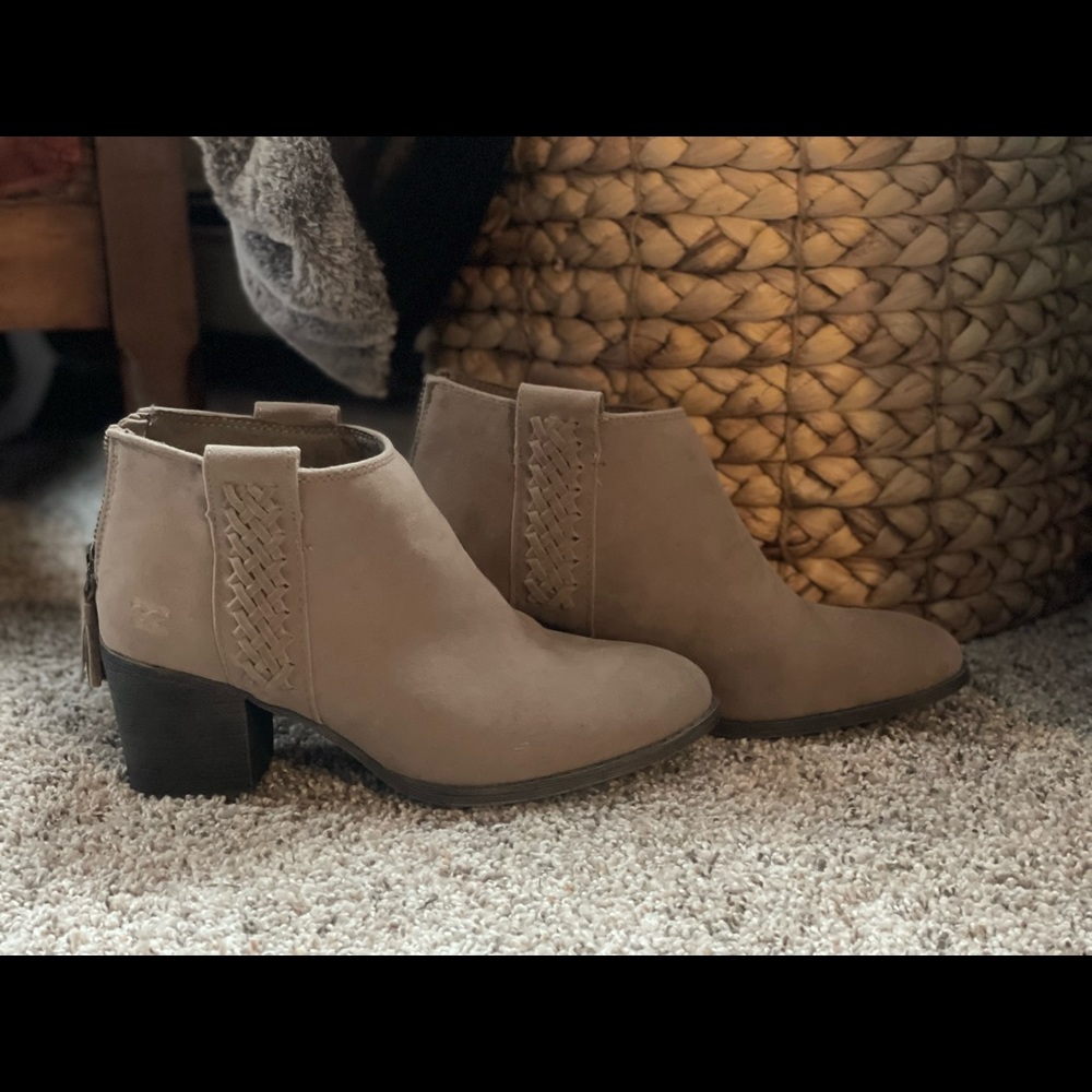 Billabong Womens In The Deets Taupe Faux Suede
Round Toe Ankle Booties